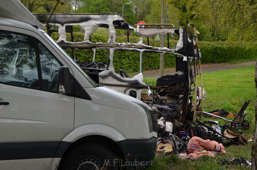 Wohnmobil ausgebrannt Koeln Porz Linder Mauspfad P116.JPG - Miklos Laubert